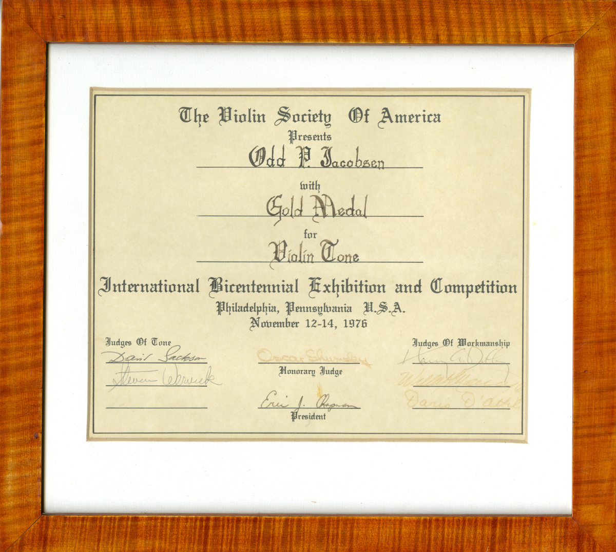 Diplom fra The Violin Society of America. Gullmedalje Philadelphia i 1976. Satt i glass og ramme.