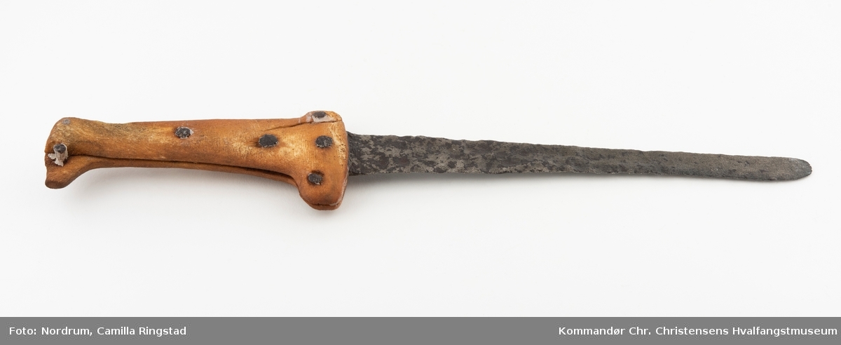 Kniv fra Vest Grønland. Jernblad, beinskaft i to deler, satt sammen med jernnagler.