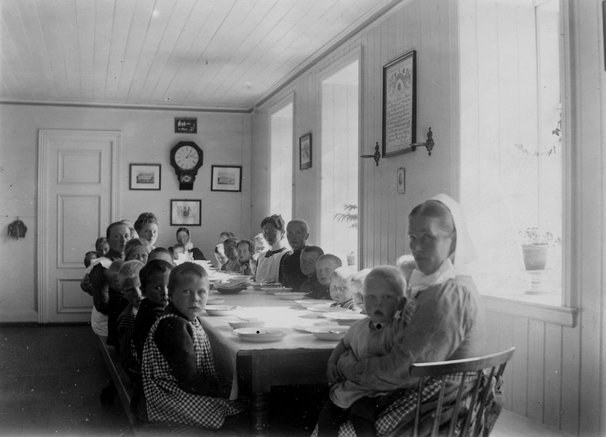 Barn rundt spisebord. Askviknes barnehjem, ca. 1910.