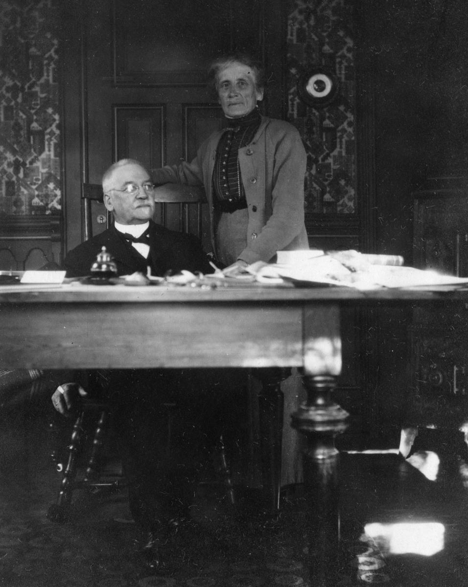 Jacob Walnum med sin kone Lydia Jakobine Walnum på Svanviken, 1918.