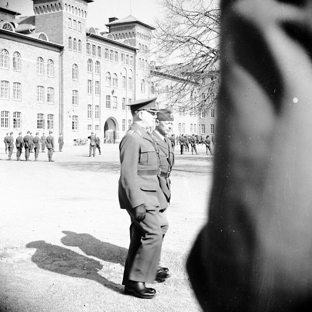 Inspektion. Generalmajor Ehrenswärd, överste Årmann.