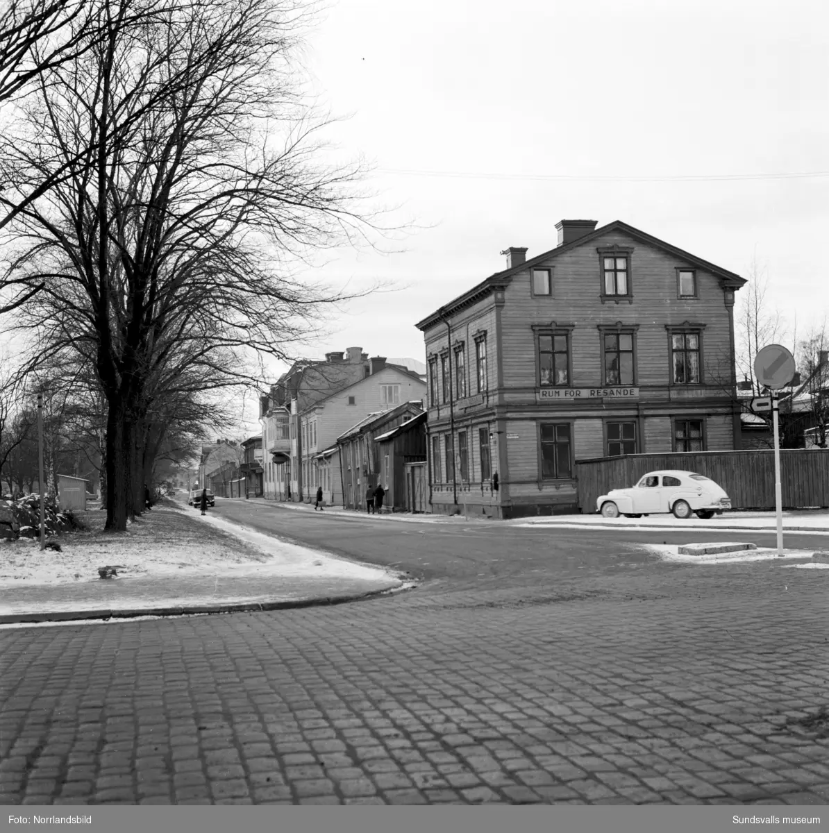 Gamla Norrmalm. Första bilden från Heffnersvägen mot Norrmalmsgatan, i korsningen den så kallade Smerlingska gården och gummiverkstaden Ringcentralen. Andra bilden Skepparegatan västerut.