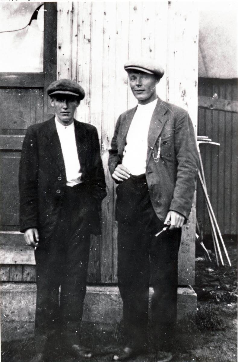 To menn. Iver Andreassen og Gunnar Arnesen fra Torsken kommune. Ca. 1920.