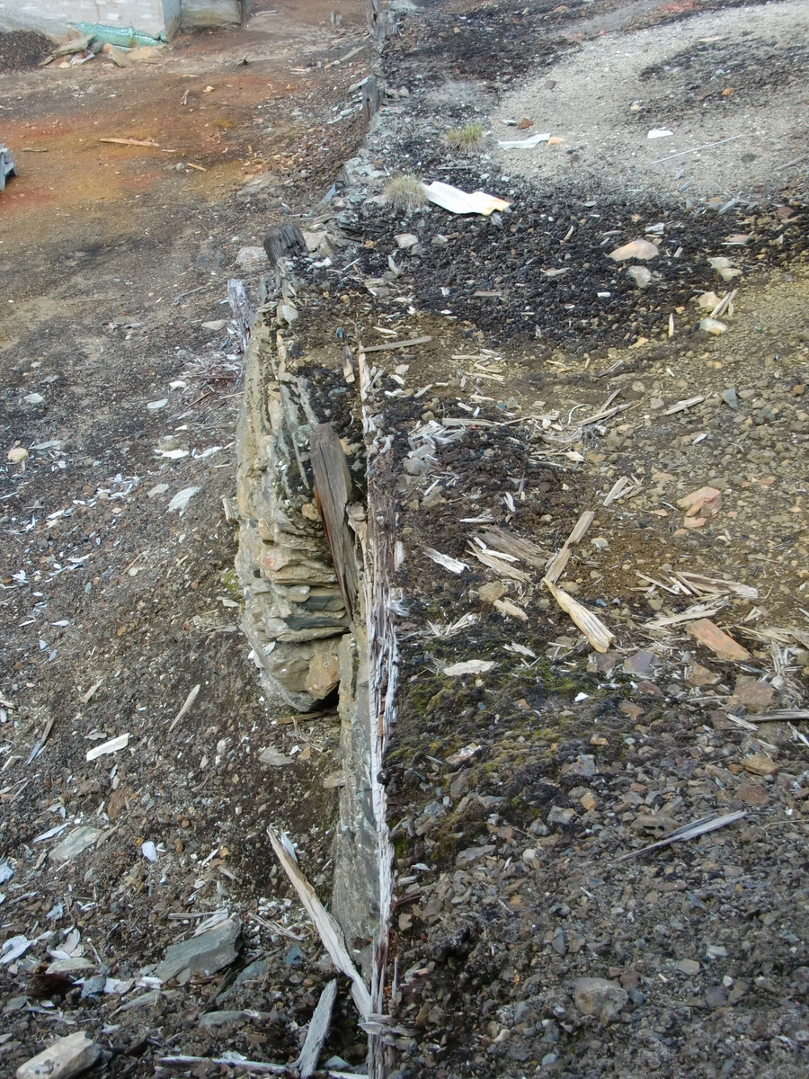 Rester etter grunnmuren til kølhuset innafor kølplanken
