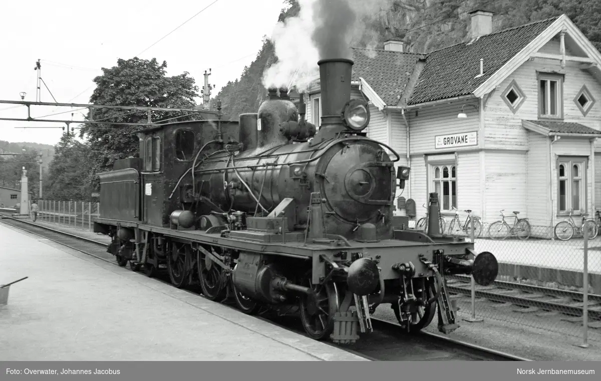 Damplokomotiv type 15f nr. 122 på Grovane stasjon