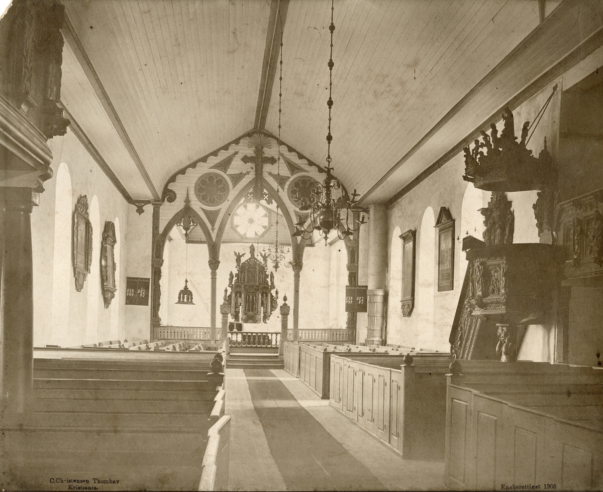 Motiv av gamle Borgund kirkes interiør med prekestol og alter.