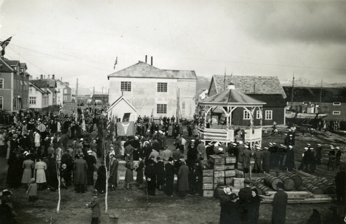 17. mai på Sortland, antakelig rundt 1939. Torget med musikkpaviljongen. Strandgata til venstre i bildet.