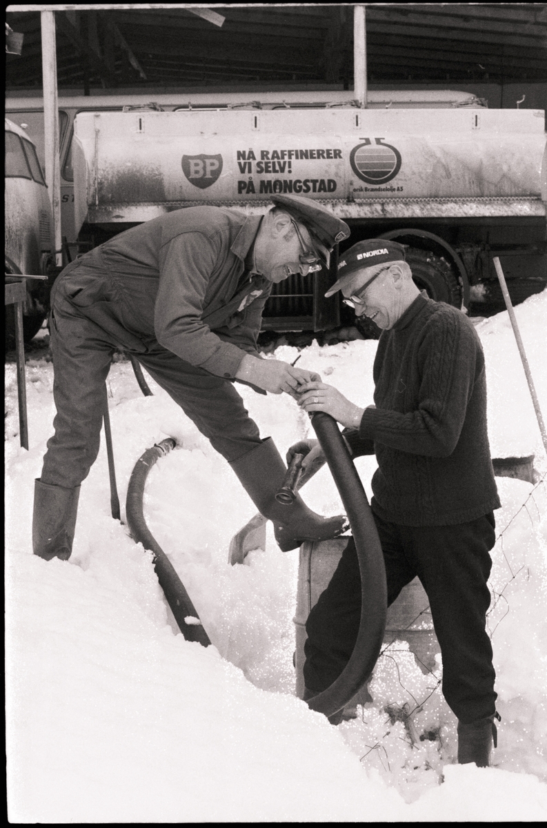 To menn fyller drivstoff fra en BP-tankbil. Sverre Wiig til venstre.