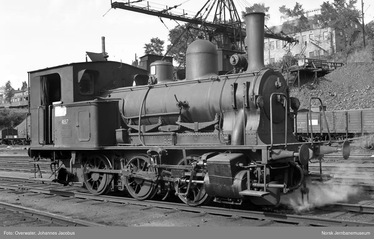 Damplokomotiv type 25e nr. 487 ved kullingsanlegget i Lodalen i Oslo