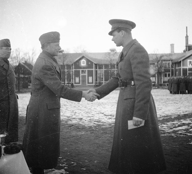 Årmann, överste och Harry Hovbrandt, sergeant.