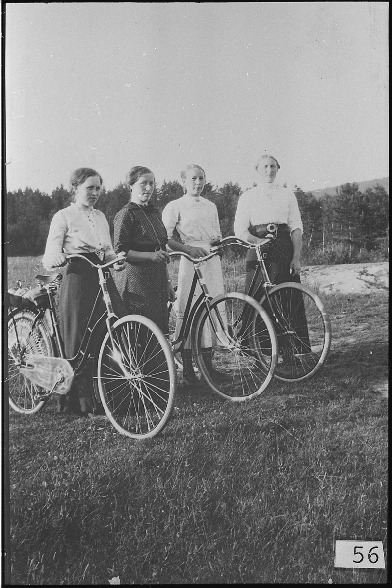 Kvinner med sykler. En ukjent, Ingrid Halstenrud, Berit Sønsteby Eken og Margit Sønsteby Vik. Ca.1915.