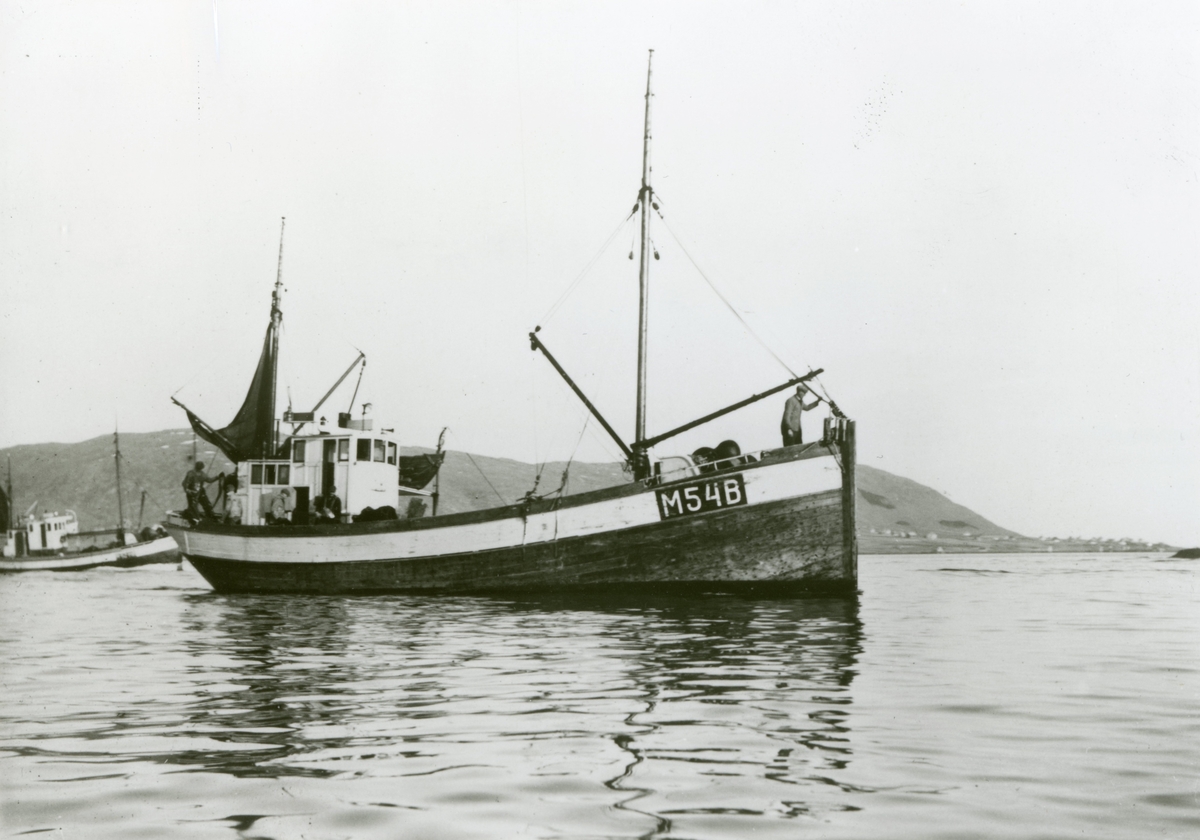 Prospektkort av M/B HARALD II (M-54-B) av Fiskerstranda ute på havet. Båten ble stjålet natt til 6. juni 1941 og brukt for å transportere 16 menn og ei kvinne til Shetland. Senere stasjonert i Peterhead. Gjorde flere turer over Nordsjøen.