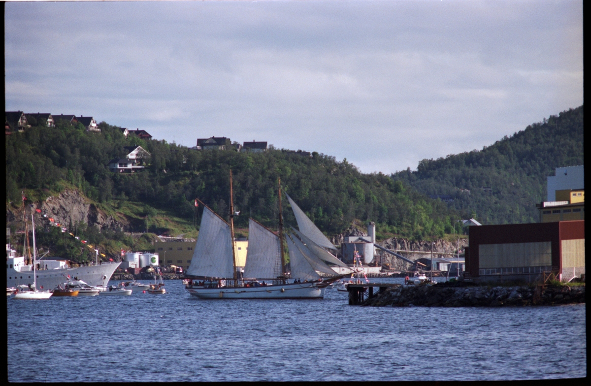 "Anna Rogde" på havna i Harstad. Baugen på kongeskipet til venstre.