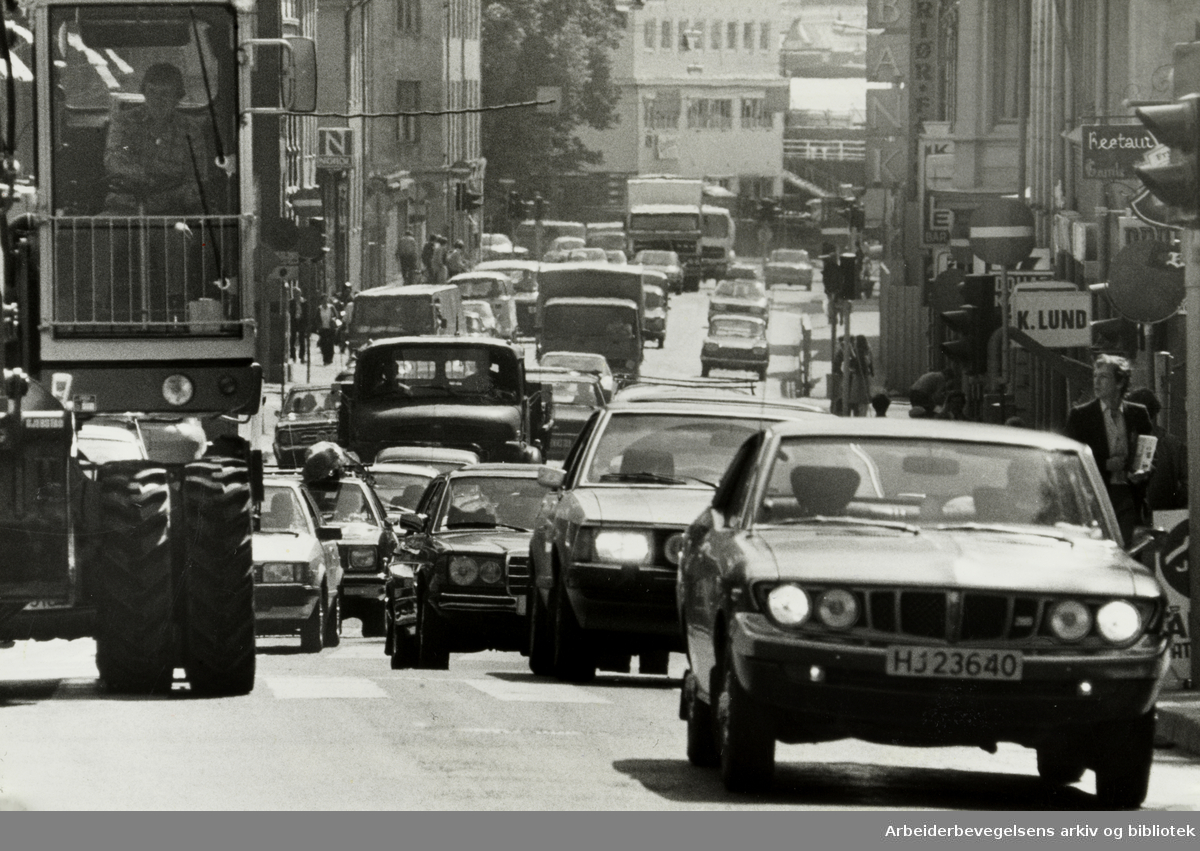 Rådhusgata. Biltrafikken. Juni 1981
