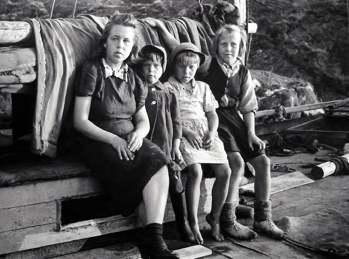 Gudrun, Sofie, Solveig og Anne Marie. Tatt i Arendalstraktene ca. 1947.