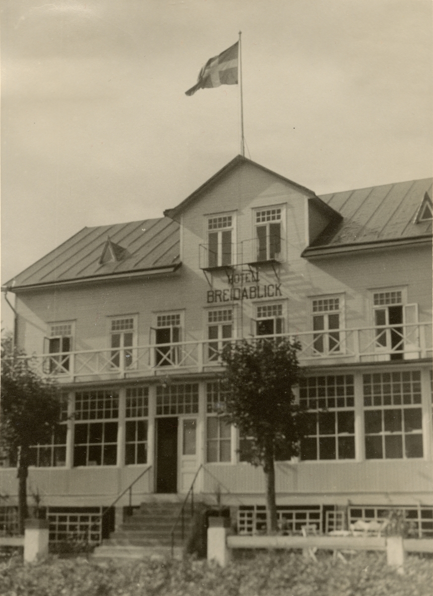 Text i fotoalbum: "Beredskapstjänst april-okt 1940 vid Fältpost. Våra matlokus". Hotel Bredablick.