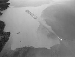 Tømmerslep over innsjøen Øyeren sommeren 1985. Tømmer fra Øs