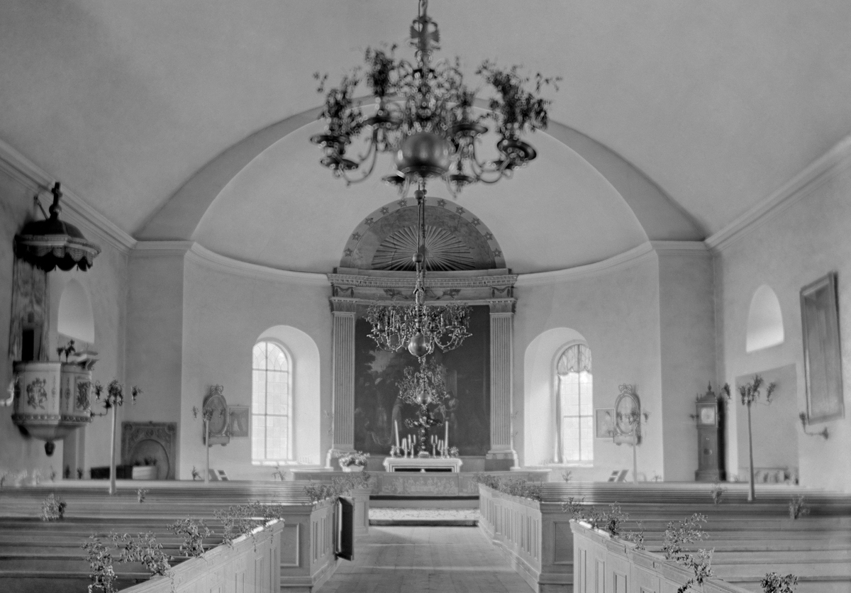 Den nya kyrka i Sankt Anna uppfördes under åren 1819-1821 men invigdes först 1824.
Altartavlan är målad av Pehr Hörberg och föreställer ”Konungarnas tillbedjan”. Den blev färdig 1805 och var bekostad av Eva Maria Ribbing, änka efter excellensen Gyllenstierna på Thorönsborg som på många sätt bidragit till den nya kyrkans uppkomst. Altarringen är dekorerad i Hörbergs stil av målaråldermannen Bengt Frökenberg i Linköping och är en efterbildning av altarringen i Gammalkils och S:t Lars kyrkor.