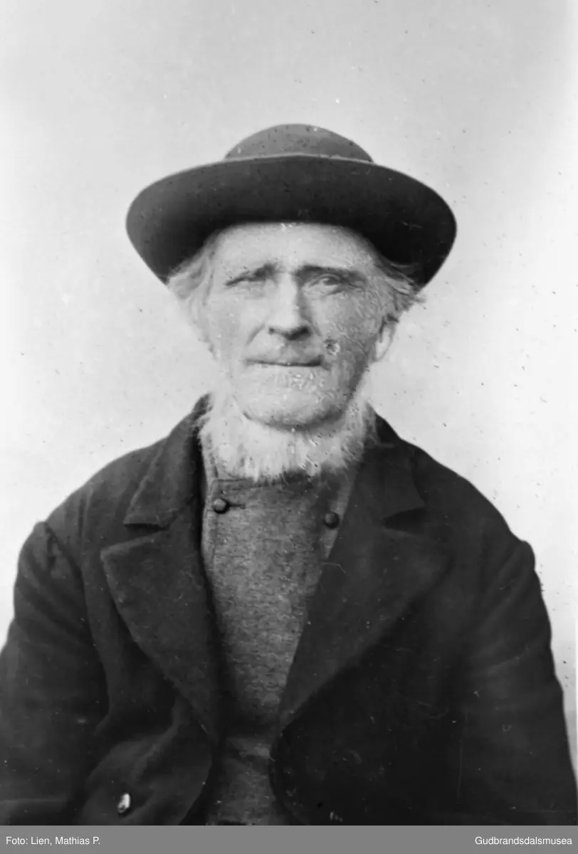 portrettbilde-eldre-mann-atelierfotografi-av-anders-brekken