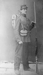 Portrettbilde, mann i uniform med tilbehør, soldaten Syver L