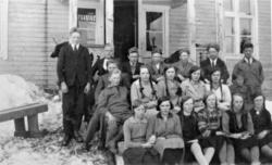 Bilde av persongruppe tatt ute på skoletrappa, framhaldsskol