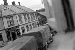 Tysk bilkolonne i Brugata i  Levanger. snikfotografering fra