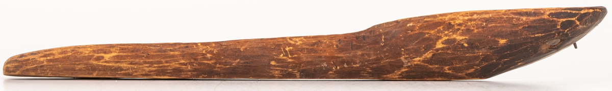 Ärtränna av trä märkt IDS 1767 på undersidan. Av trä, rödbrun färgton.