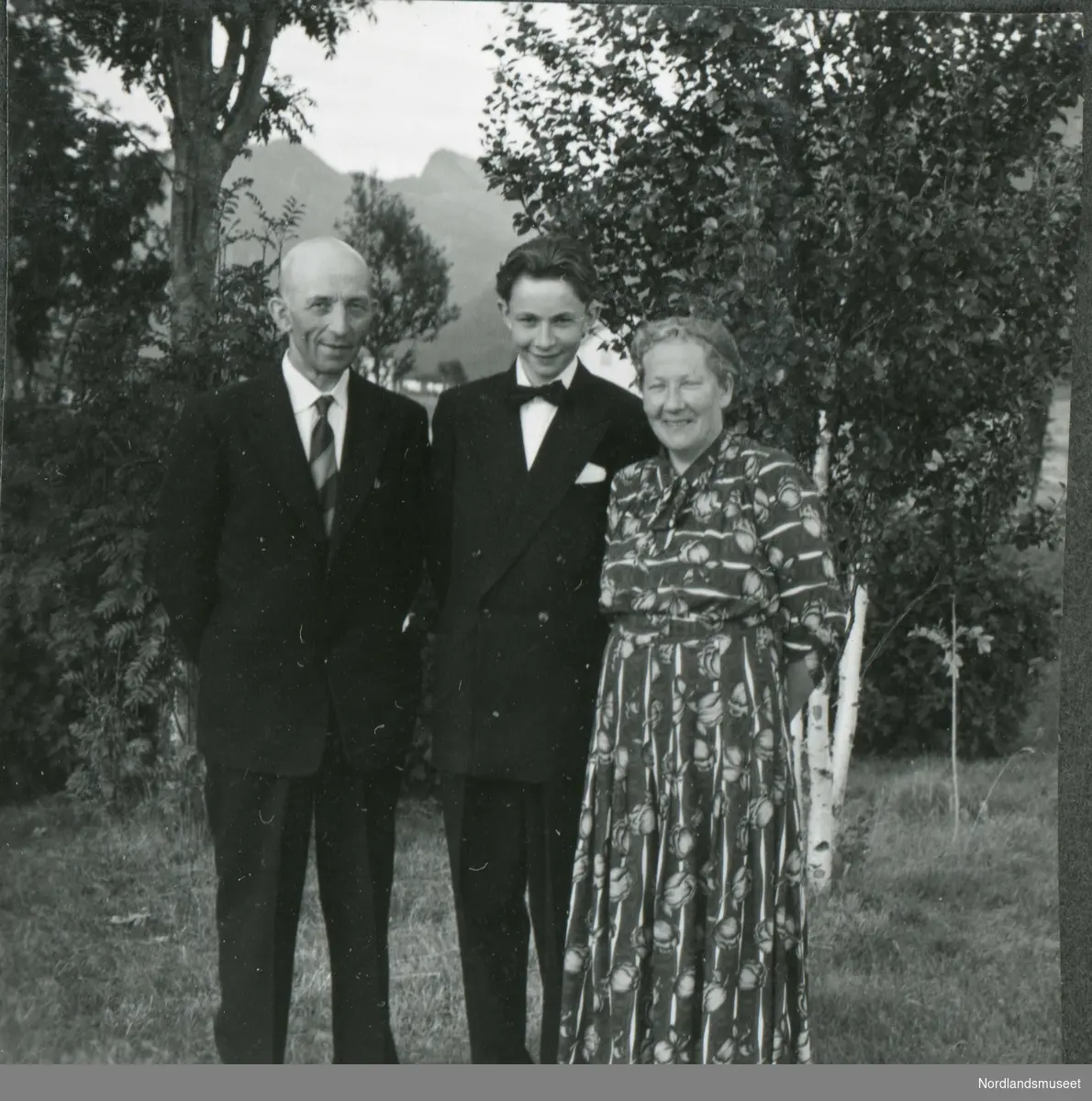 Konfirmasjon i Leiranger kirke 1. aug. 1954. Konfirmanten Sverre og foreldrene Olga og Hilmar Olsen