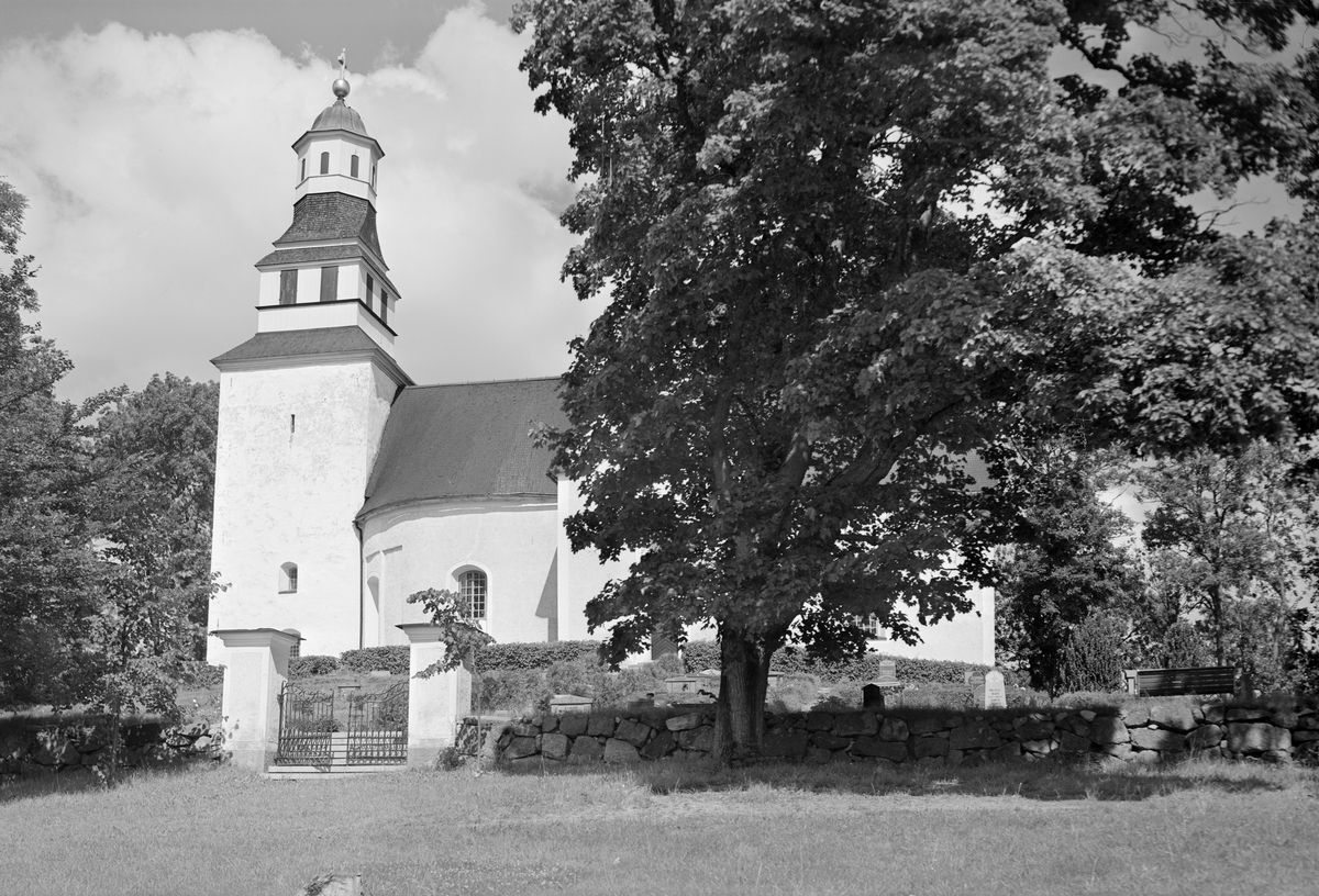 Vårdsbergs kyrka har en lång och komplicerad byggnadshistoria. Kyrkans äldsta delar utgörs av en rundkyrka från 1100-talet som senare integrerats i den rådande kyrkobyggnaden.