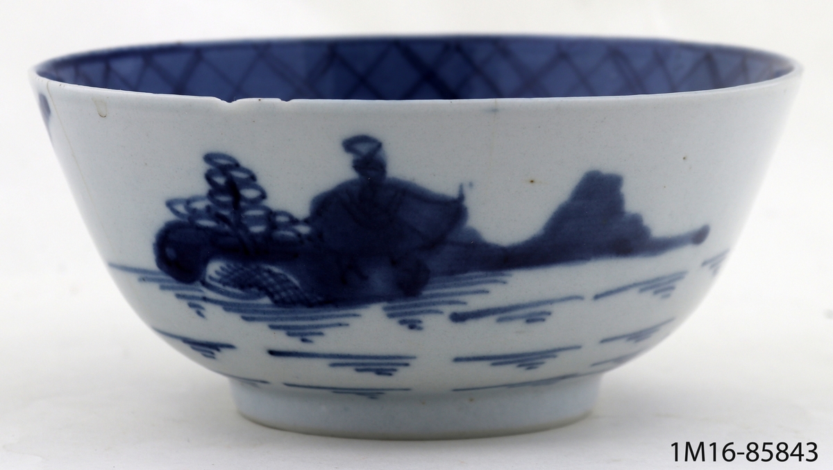 Spillkum eller skål av vitt kinesiskt porslin. Dekorerad med pagodmönster i blått.