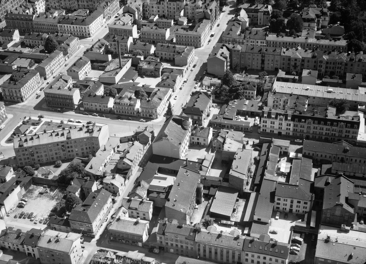 Flygfoto över Norrköping 1959. Till vänster ser vi Hötorget med sitt sin sneda sida i norr, vars intilliggande byggnad bryter mot stadsdelens övriga rutmönster. Torget har fått sin utformning efter det gamla stadsplankets forna sträckning.