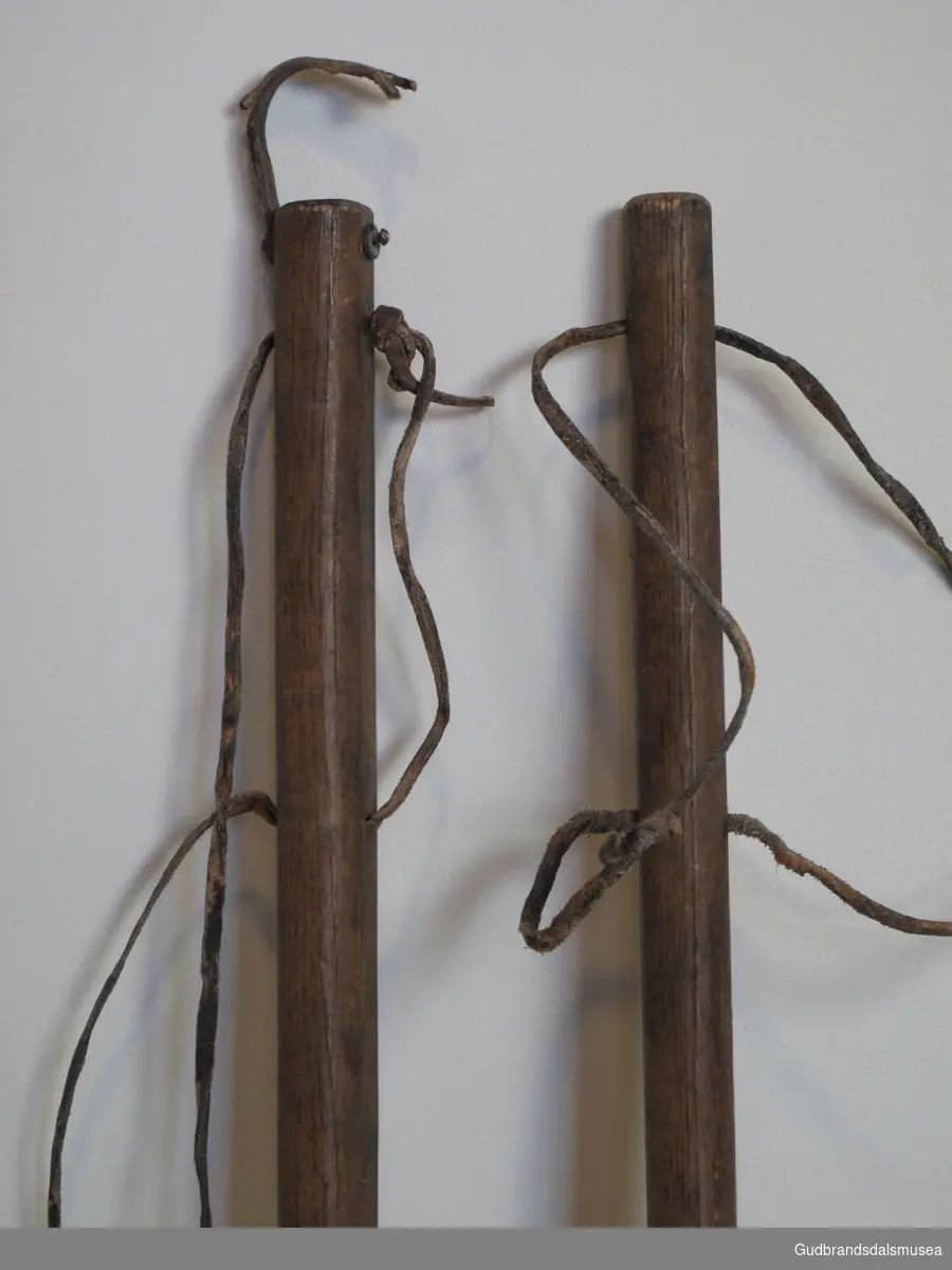 Et par skistaver i tre. Brukt på Bergensbaneanlegget rundt århudreskiftet. To cm. brede jernbeslag for endene festet med skruer.
