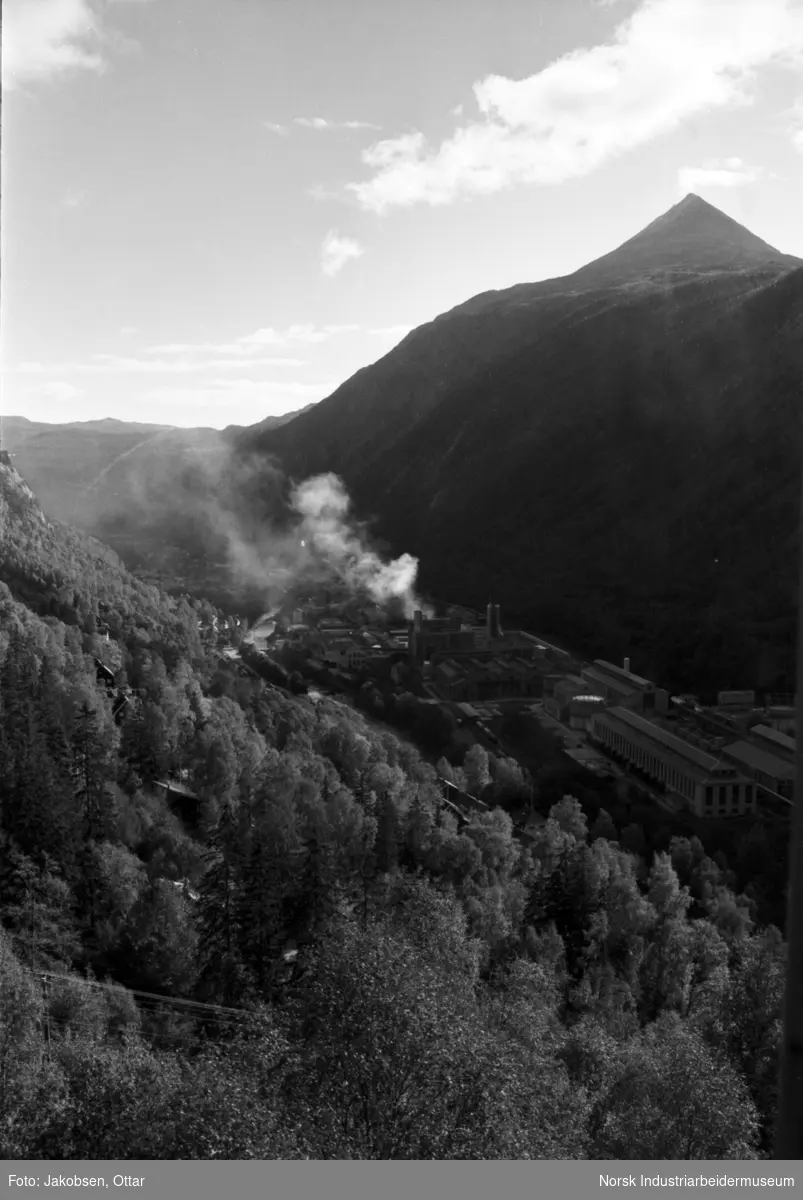 Øvre / vestre del av Rjukan fotografert fra en høyde. I bakgrunnen Gaustatoppen.