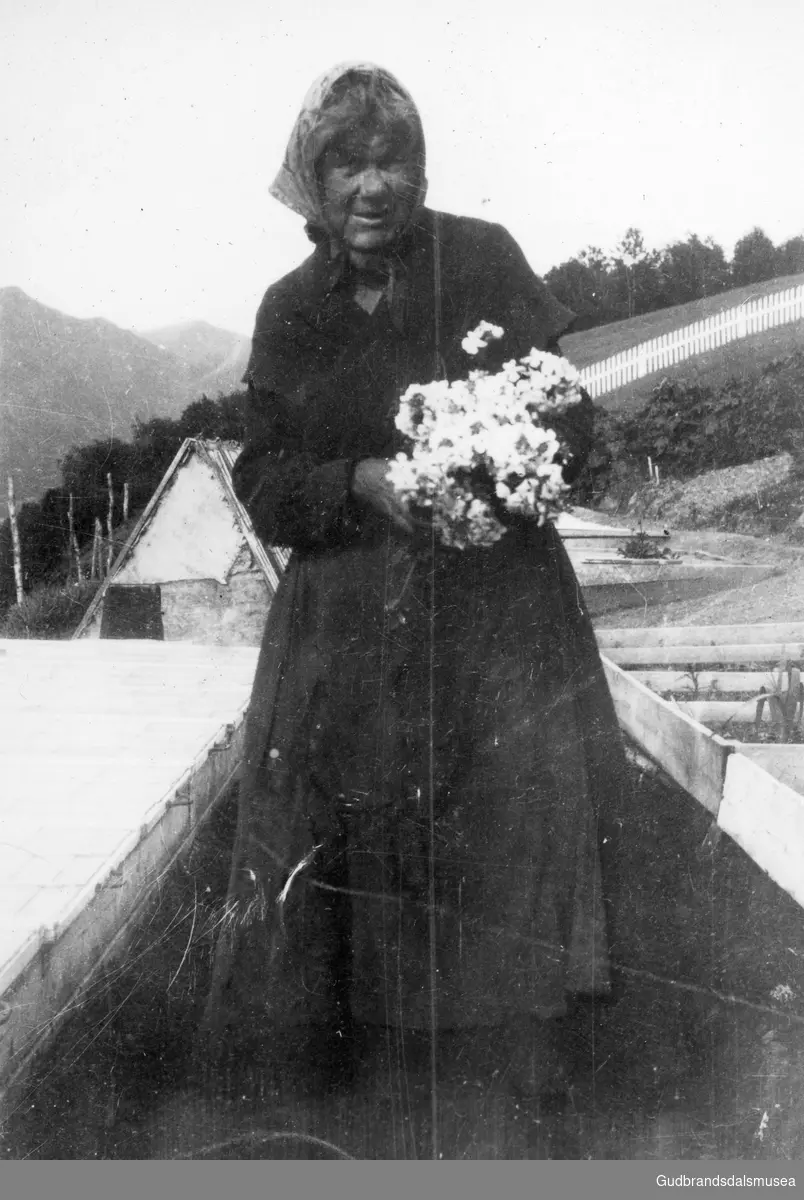 Stor-Olia med blomster
(Olia Jacobsdatter Haugen 1864-1940)