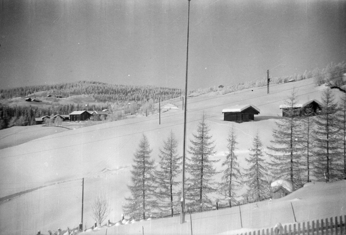 Svatsum, utsikt fra Myklebø mot gardsbruket Melbø bak til venstre. Vinter