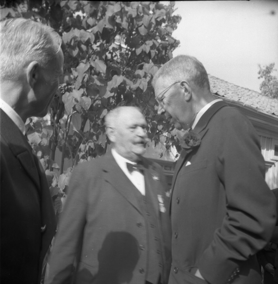 Eriksgata 1954. Kung Gustaf VI Adolf står utanför Franckska gården vid Brahegatan och samtalar med A E Bolling. Till vänster står möjligen landshövding Olle Ekblom.