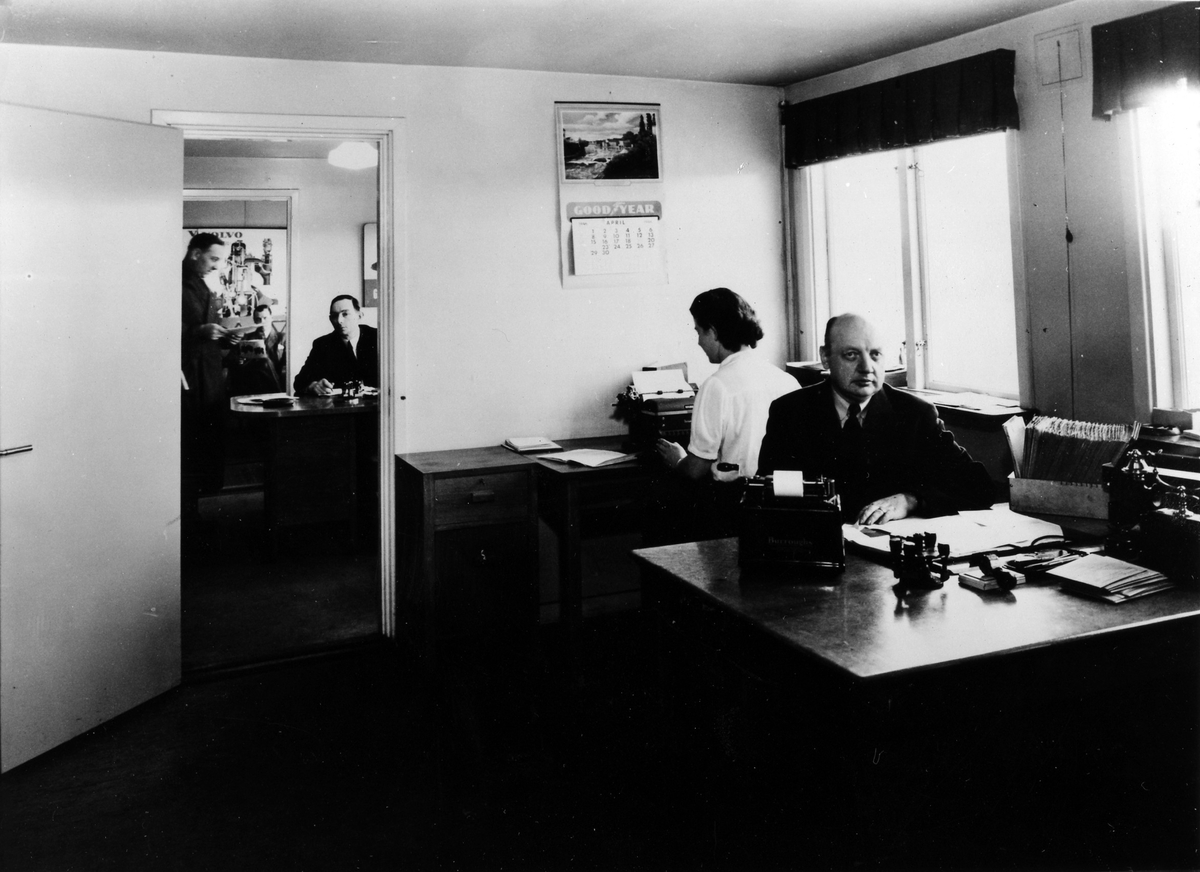 Gösta Andersson, Eric Johansson, Lisa-Britta Svensson, Frans Edström fotograferade på Alingsås Bil- och motorverkstads kontor.