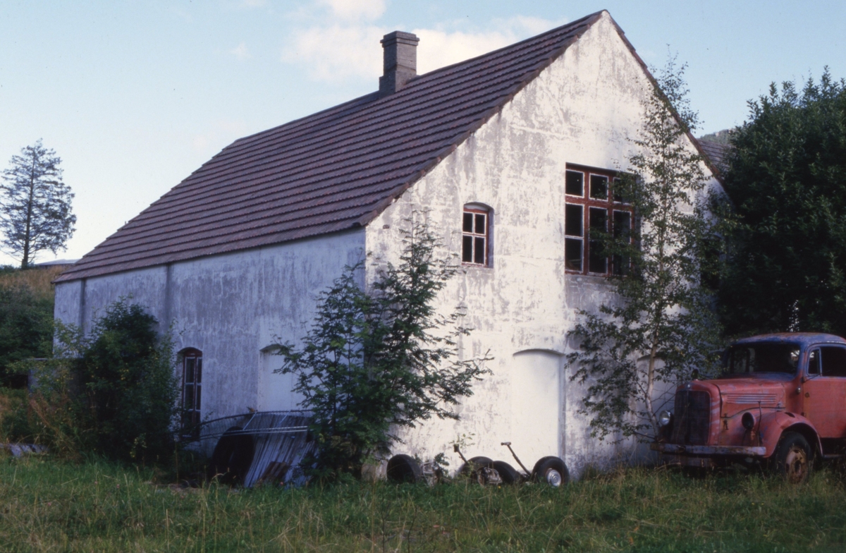 Dokumentasjonsbilder i serie av et gammelt bedriftsområde, Smiths bedrift i Sykkylven.