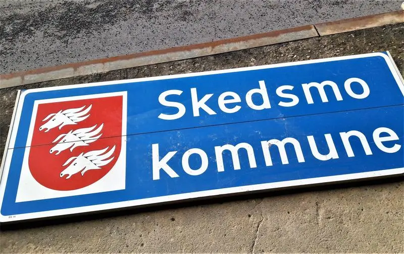 Veiskilt med kommunevåpenet til Skedsmo kommune