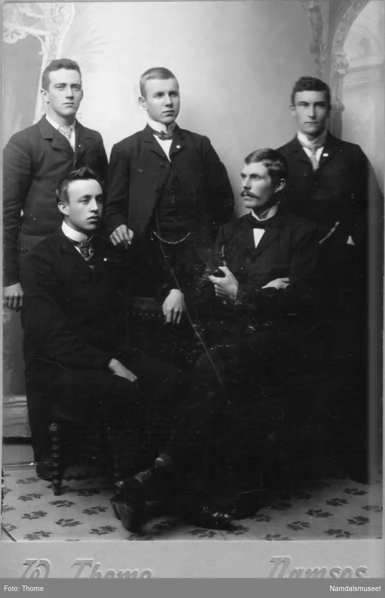 Bilde av 5 unge menn