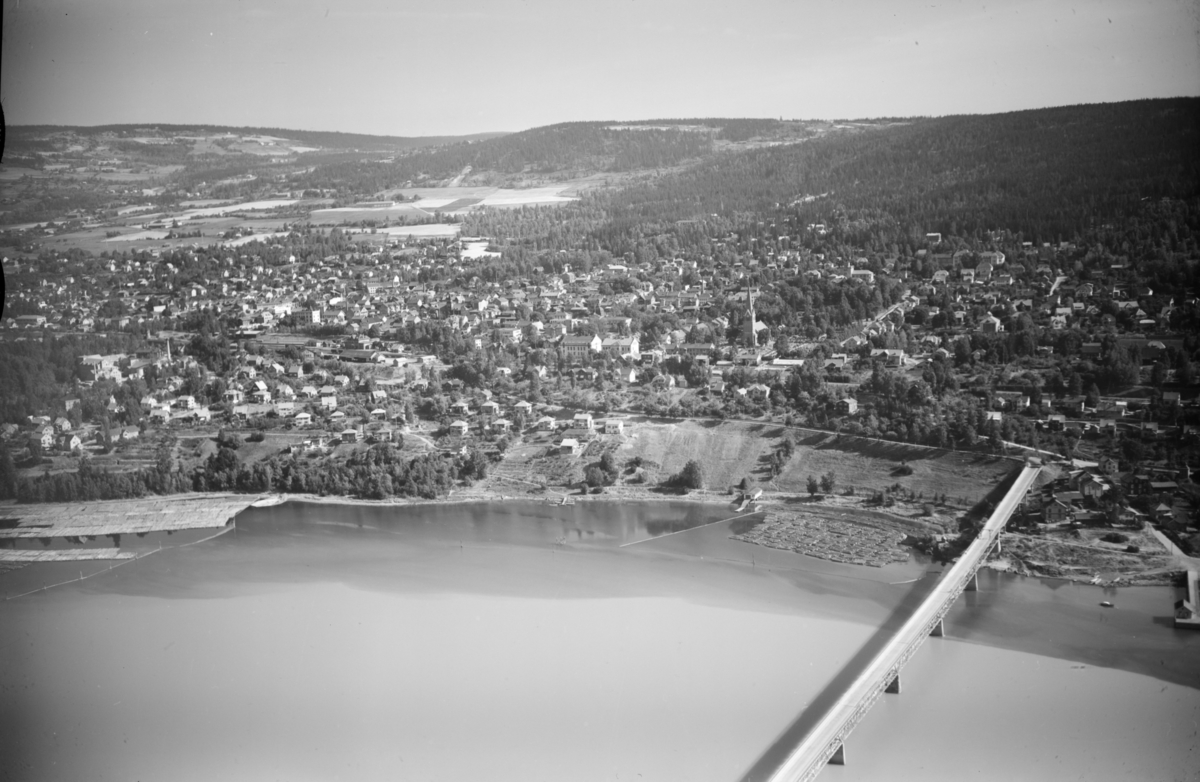Flyfoto av Lillehammer by med Vingnesbrua i forgrunnen