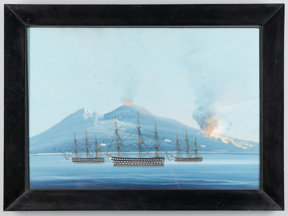 Bilden föreställer en engelsk linjeskeppeskader till ankars i Neapels hamn med Vesuvius som bakgrund på dagen. Tavlan hemfördes från en långresa till Medelhavet av kvartersman 2 gr Petter Magnus Holmquist och blev av honom inramad av virke från linjeskeppet Wasa.