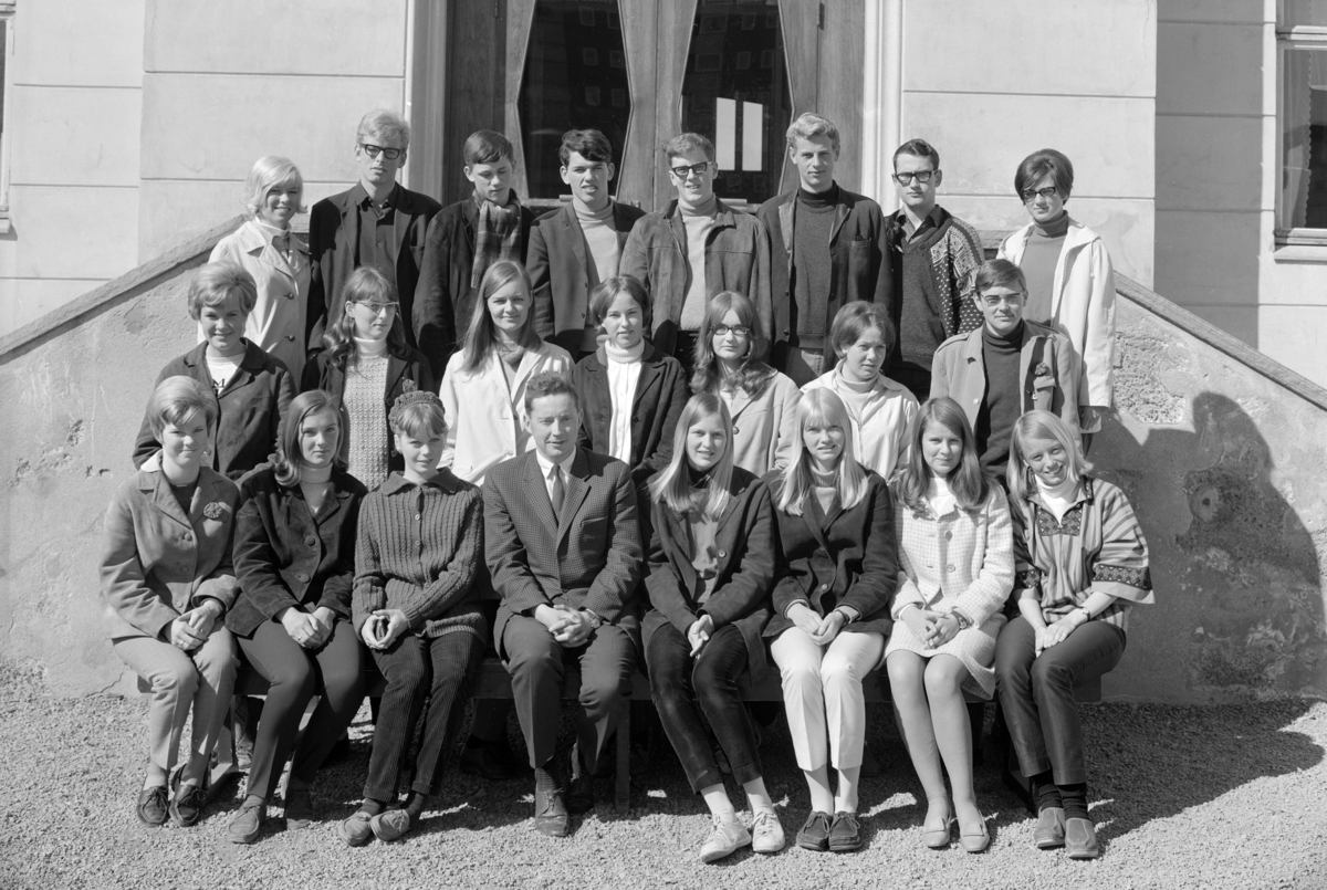 Hamar Katedralskole KL. 3EB 1967-1968. Gruppe elever og lærere. Navn ukjente.