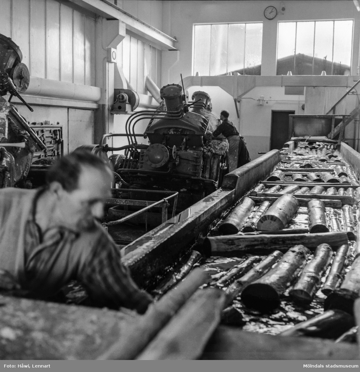 Män i arbete vid sliperiet på pappersbruket Papyrus i Mölndal, 6/5 1955.