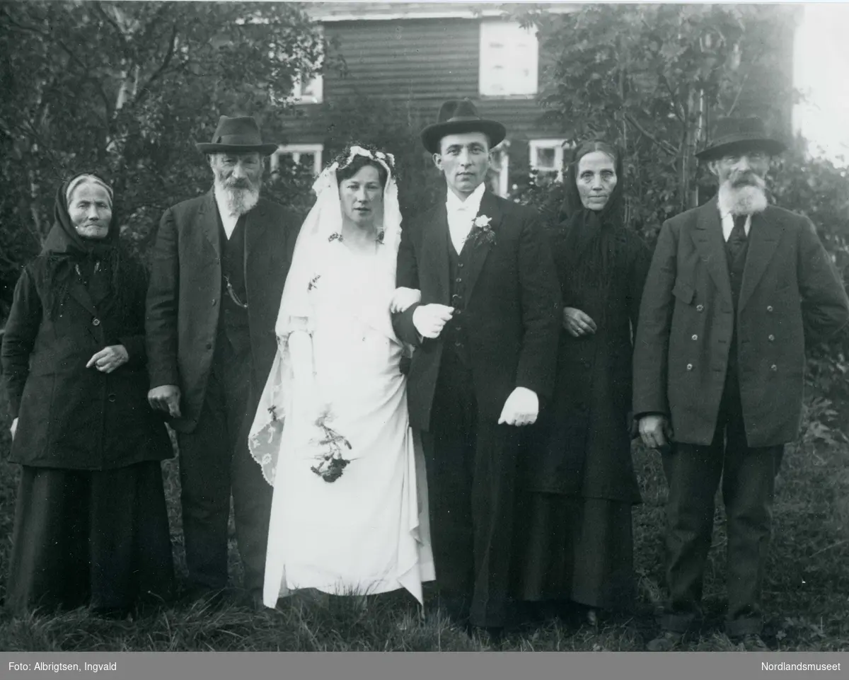 Bryllupsbilde av Olga og Hilmar Olsen, Saursfjord, i 1923. Med på bildet er foreldrene til brudeparet.