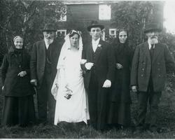 Bryllupsbilde av Olga og Hilmar Olsen, Saursfjord, i 1923. M