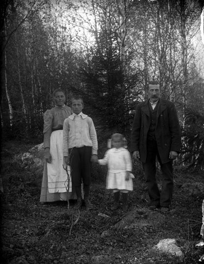 Familjen Ekblad i skogen, Lillhärad.