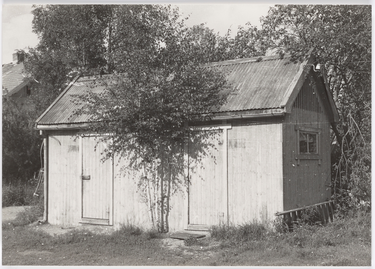 Priveten (utedoen) ved Aurskog stasjon ca. femten år etter Aurskog-Hølandbanens nedleggelse