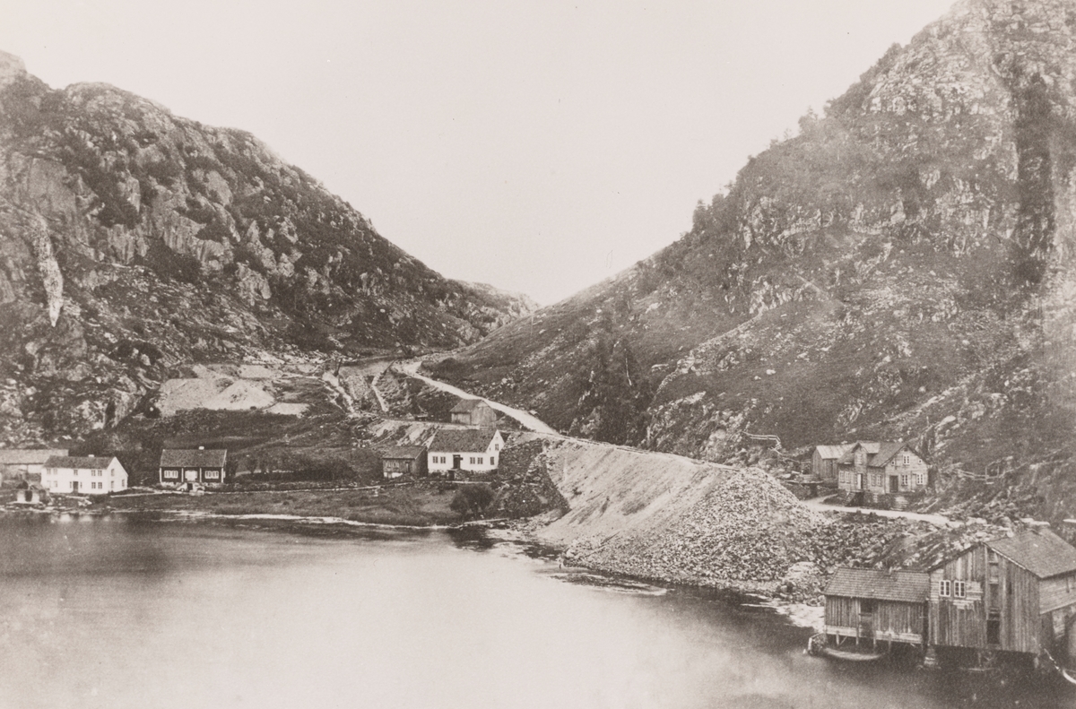 Blåfjellbanen under bygging, her ved gården Volden innenfor Rekefjord.
