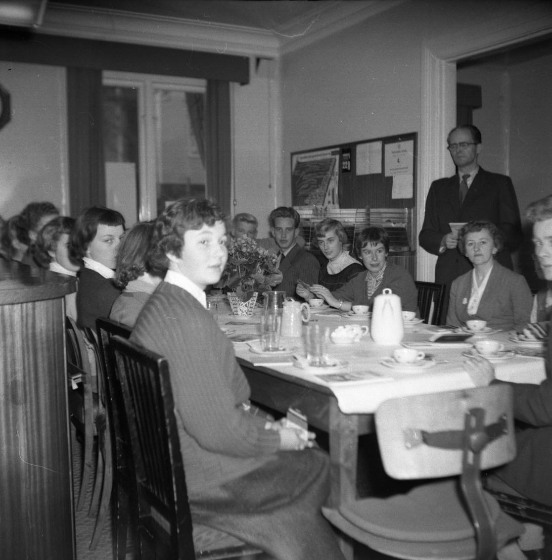 Kvinnor och män sitter vid ett kaffebord inne på Smålands Bank.